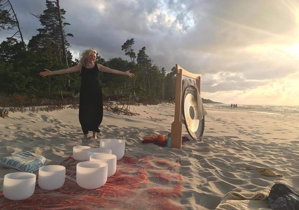 Koncert mis kryształowych o wschodzie słońca – plaża w Orłowie